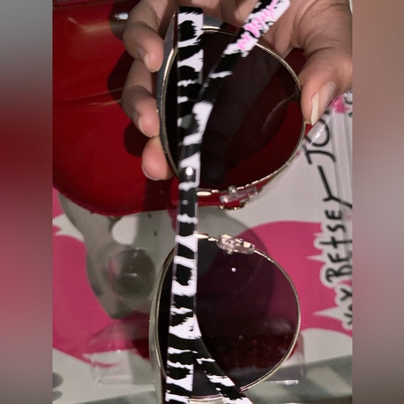 Betsey Johnson Fashion Eyewear/ Sunglasses with Red Lip Purse Gift Set,
NIB - Picture 5 of 11